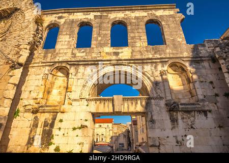 La porte d'argent ou la porte orientale du Palais romain de Dioclétien à Split, Croatie, Europe. Banque D'Images