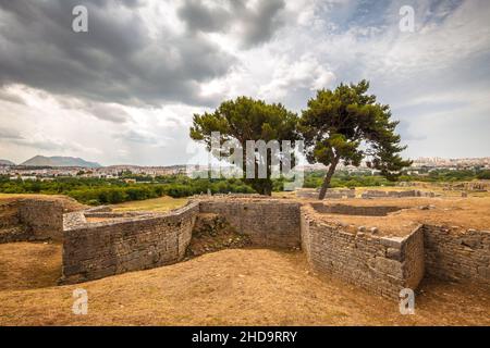 Ruines archéologiques de bâtiments romains de peuplement dans le Solin, près de la ville de Split, Croatie, Europe. Banque D'Images