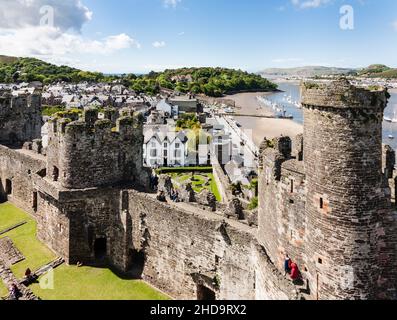 Vue sur la rivière Conway et la ville depuis les murs du château Banque D'Images