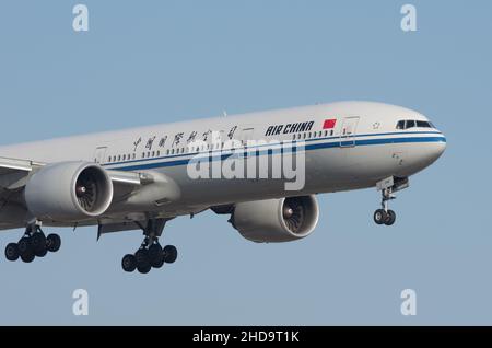 Boeing 777-300ER d'Air China immatriculé B-2086 arrivant à LAX, aéroport international de Los Angeles. Banque D'Images