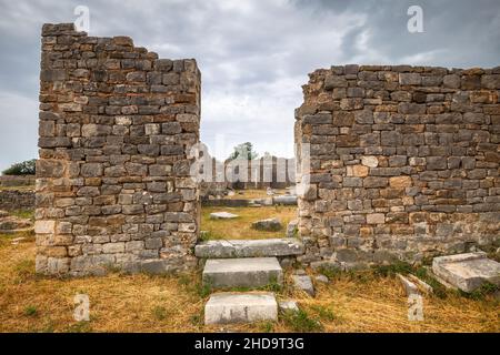 Ruines archéologiques de bâtiments romains de peuplement dans le Solin, près de la ville de Split, Croatie, Europe. Banque D'Images