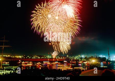 Feux d'artifice au-dessus du port de Hambourg à l'occasion de l'anniversaire du port. Banque D'Images