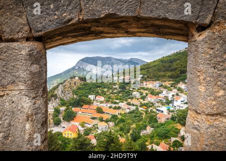 Vue sur le paysage depuis la forteresse de montagne Klis située au nord-est de Split, Croatie, Europe. Banque D'Images