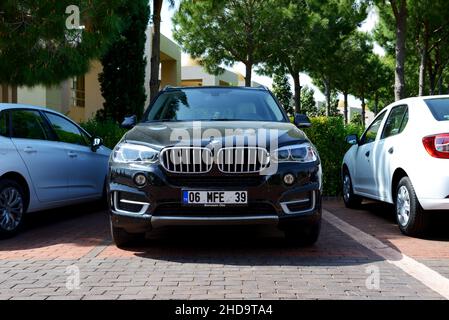 ANTALYA, TURQUIE - AVRIL 22 : la BMW X5 garée près d'un hôtel de luxe moderne le 22 avril 2014 à Antalya, Turquie. Banque D'Images