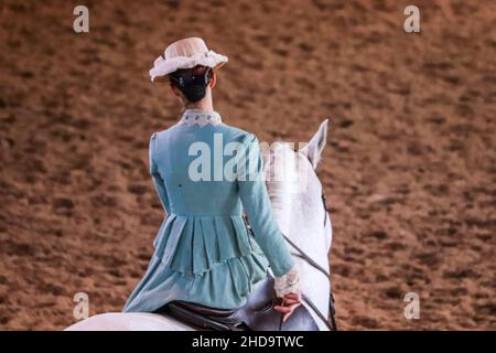Jeune femme à cheval.Sport équestre - dressage Banque D'Images