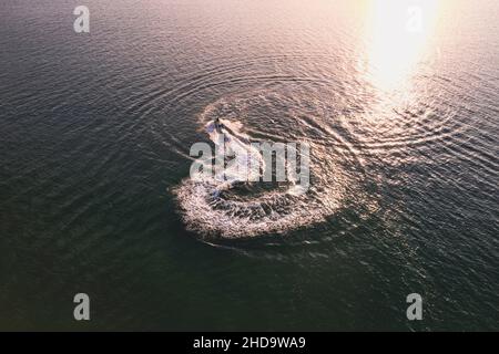 Vue aérienne de l'eau flottant dans l'eau bleu scooter à sunny day Banque D'Images