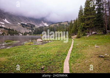 Randonnée le long du lac Diamond dans la région sauvage d'Indian Peaks, Colorado Banque D'Images