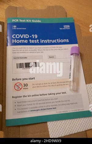 Les travailleurs du NHS et les travailleurs de la santé trouvent pratiquement impossible de se procurer des tests PCR ou des tests de flux latéraux , mais ils sont la colonne vertébrale du pays qui s'occupent des malades ,A travaillé pendant la pandémie de COVID - 19 tandis que d'autres travailleurs étaient sur le furigh et sont tenus de faire des tests de débit latéral quotidiens et au moins 1 tests PCR hebdomadaires .Le premier ministre est au courant de la pénurie de tests depuis des semaines .Il mendifie la croyance qu'il fait si peu si tard .. Banque D'Images