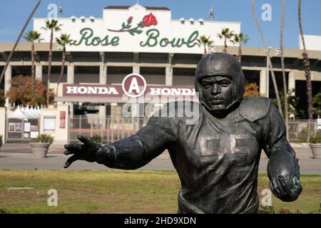 Une statue de Jackie Robinson au Rose Bowl Stadium, le mardi 4 janvier 2022, à Pasadena,Calif. Banque D'Images