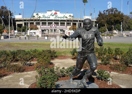 Une statue de Jackie Robinson au Rose Bowl Stadium, le mardi 4 janvier 2022, à Pasadena,Calif. Banque D'Images