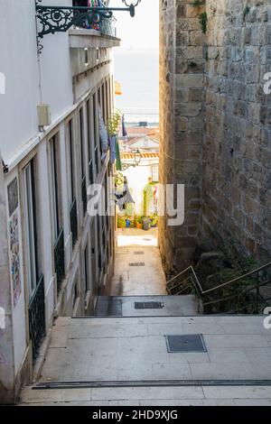 Petite rue du quartier d'Alfama à Lisbonne Banque D'Images