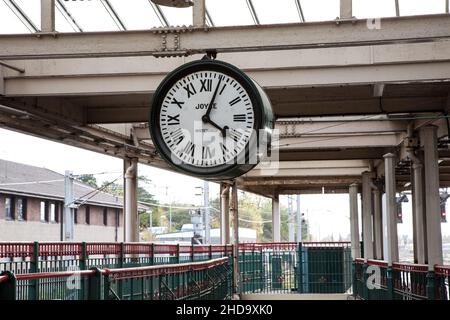 Horloge Carnforth Station de Brief Encounter encore utilisée aujourd'hui Banque D'Images