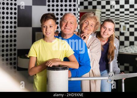 Photo de groupe des grands-parents et des petits-enfants dans la salle d'évacuation Banque D'Images