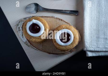 Helsinki / Finlande - 4 JANVIER 2022 : photo de la pâtisserie finlandaise traditionnelle, la torte de Runeberg, avec glaçage et garniture de confiture de framboises. Banque D'Images