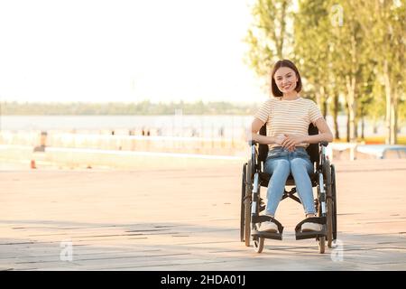 Jeune femme avec handicap physique à l'extérieur Banque D'Images