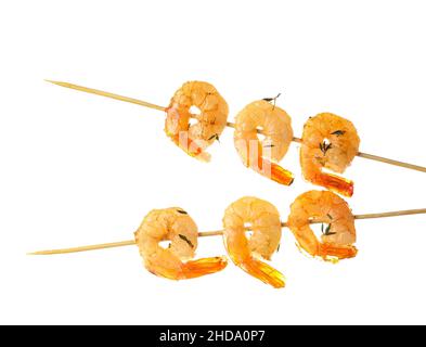 Brochettes de crevettes grillées savoureuses sur fond blanc Banque D'Images