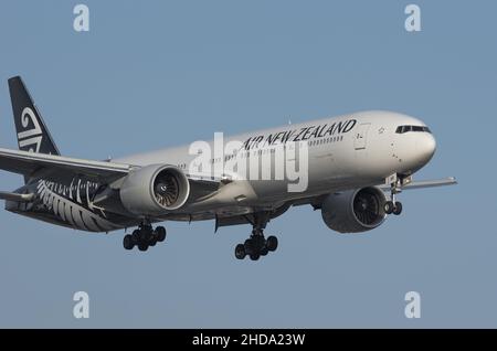 Boeing 777-219ER d'Air New Zealand immatriculé ZK-OKA arrivant à LAX, aéroport international de Los Angeles. Banque D'Images