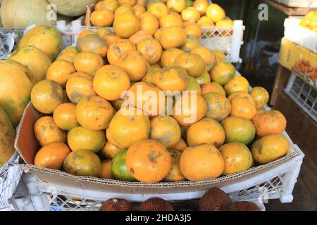 Oranges locales au marché traditionnel indonésien Banque D'Images