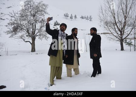 Kaboul, Afghanistan.4th janvier 2022.Un afghan prend un selfie avec ses amis dans la neige à Kaboul, capitale de l'Afghanistan, le 4 janvier 2022.Credit: Saifurahman Safi/Xinhua/Alamy Live News Banque D'Images