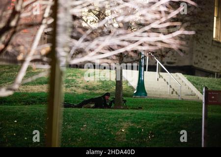 Bloomington, États-Unis.03rd janvier 2022.Un membre de l'équipe d'intervention en cas d'incident critique (CIRT) vise un fusil dans une chambre d'hôtel dans laquelle Cecil L. Gilbert s'était fait barricader dans une chambre d'hôtel du bâtiment Indiana Memorial Union de l'Université de l'Indiana.La police a été envoyée après Cecil L. Gilbert, qui était sans abri a refusé de quitter une chambre d'hôtel et a dit à la police qu'il avait une AK-47.Enfin, après plusieurs heures Gilbert a été mis en garde à vue vers 2 heures Gilbert a une longue histoire criminelle.(Photo de Jeremy Hogan/SOPA Images/Sipa USA) crédit: SIPA USA/Alay Live News Banque D'Images