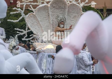 4 janvier 2022: 4 janvier 2021 (Malaga) aujourd'hui a été célébré la traditionnelle parade de trois Rois dans le quartier de Cruz de Humilladero Malaga qui a la contrainte d'arriver à Helicoptero et de marcher sur les chameaux distribuant des bonbons.(Credit image: © Lorenzo Carnero/ZUMA Press Wire) Banque D'Images