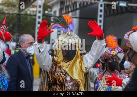 4 janvier 2022: 4 janvier 2021 (Malaga) aujourd'hui a été célébré la traditionnelle parade de trois Rois dans le quartier de Cruz de Humilladero Malaga qui a la contrainte d'arriver à Helicoptero et de marcher sur les chameaux distribuant des bonbons.(Credit image: © Lorenzo Carnero/ZUMA Press Wire) Banque D'Images