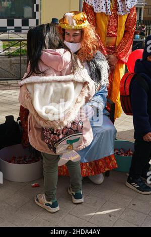 Madrid, Espagne.04th janvier 2022.Le Roi et la Reine accueillent une petite fille à l'événement de la Fundacion Madrina, à la veille d'Epiphany, sur la Plaza de San Amaro.La livraison de cadeaux et de bonbons par les trois Rois s'adresse aux enfants des familles vulnérables victimes des « files d'attente de la faim ».L'objectif de l'événement de la Fondation est de rendre hommage aux enfants pendant les vacances de Noël qui souffrent du drame social de leur famille en raison de la situation sanitaire.La route continuera à distribuer des cadeaux aux enfants de Pueblos Madrina.Crédit : SOPA Images Limited/Alamy Live News Banque D'Images