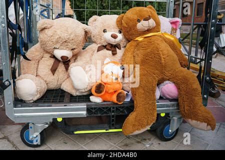 Madrid, Espagne.04th janvier 2022.Des jouets pour les enfants de la Fundacion Madrina sont vus à la veille d'Epiphany, sur la Plaza de San Amaro.La livraison de cadeaux et de bonbons par les trois Rois s'adresse aux enfants des familles vulnérables victimes des « files d'attente de la faim ».L'objectif de l'événement de la Fondation est de rendre hommage aux enfants pendant les vacances de Noël qui souffrent du drame social de leur famille en raison de la situation sanitaire.La route continuera à distribuer des cadeaux aux enfants de Pueblos Madrina.Crédit : SOPA Images Limited/Alamy Live News Banque D'Images