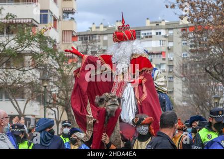 4 janvier 2022: 4 janvier 2021 (Malaga) aujourd'hui a été célébré la traditionnelle parade de trois Rois dans le quartier de Cruz de Humilladero Malaga qui a la contrainte d'arriver à Helicoptero et de marcher sur les chameaux distribuant des bonbons.(Credit image: © Lorenzo Carnero/ZUMA Press Wire) Banque D'Images