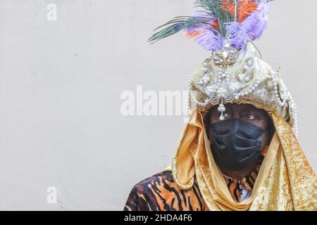 4 janvier 2022: 4 janvier 2021 (Malaga) aujourd'hui a été célébré la traditionnelle parade de trois Rois dans le quartier de Cruz de Humilladero Malaga qui a la contrainte d'arriver à Helicoptero et de marcher sur les chameaux distribuant des bonbons.(Credit image: © Lorenzo Carnero/ZUMA Press Wire) Banque D'Images