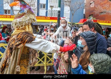 4 janvier 2022: 4 janvier 2021 (Malaga) aujourd'hui a été célébré la traditionnelle parade de trois Rois dans le quartier de Cruz de Humilladero Malaga qui a la contrainte d'arriver à Helicoptero et de marcher sur les chameaux distribuant des bonbons.(Credit image: © Lorenzo Carnero/ZUMA Press Wire) Banque D'Images