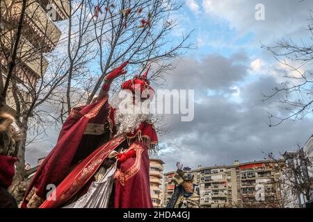 4 janvier 2022: 4 janvier 2021 (Malaga) aujourd'hui a été célébré la traditionnelle parade de trois Rois dans le quartier de Cruz de Humilladero Malaga qui a la contrainte d'arriver à Helicoptero et de marcher sur les chameaux distribuant des bonbons.(Credit image: © Lorenzo Carnero/ZUMA Press Wire) Banque D'Images