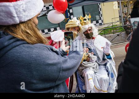 Le Roi et la Reine ont vu des agacés aux enfants lors de l'événement de la Fundacion Madrina, à la veille d'Epiphany, sur la Plaza de San Amaro.La livraison de cadeaux et de bonbons par les trois Rois s'adresse aux enfants des familles vulnérables victimes des « files d'attente de la faim ».L'objectif de l'événement de la Fondation est de rendre hommage aux enfants pendant les vacances de Noël qui souffrent du drame social de leur famille en raison de la situation sanitaire.La route continuera à distribuer des cadeaux aux enfants de Pueblos Madrina.(Photo par Atilano Garcia/SOPA Images/Sipa USA) Banque D'Images