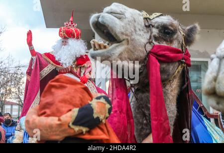 4 janvier 2022: 4 janvier 2021 (Malaga) aujourd'hui a été célébré la traditionnelle parade de trois Rois dans le quartier de Cruz de Humilladero Malaga qui a la contrainte d'arriver à Helicoptero et de marcher sur les chameaux distribuant des bonbons.(Credit image: © Lorenzo Carnero/ZUMA Press Wire) Banque D'Images