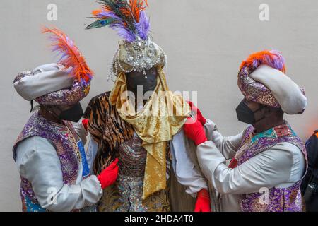 4 janvier 2022: 4 janvier 2021 (Malaga) aujourd'hui a été célébré la traditionnelle parade de trois Rois dans le quartier de Cruz de Humilladero Malaga qui a la contrainte d'arriver à Helicoptero et de marcher sur les chameaux distribuant des bonbons.(Credit image: © Lorenzo Carnero/ZUMA Press Wire) Banque D'Images