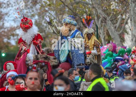 4 janvier 2022: 4 janvier 2021 (Malaga) aujourd'hui a été célébré la traditionnelle parade de trois Rois dans le quartier de Cruz de Humilladero Malaga qui a la contrainte d'arriver à Helicoptero et de marcher sur les chameaux distribuant des bonbons.(Credit image: © Lorenzo Carnero/ZUMA Press Wire) Banque D'Images