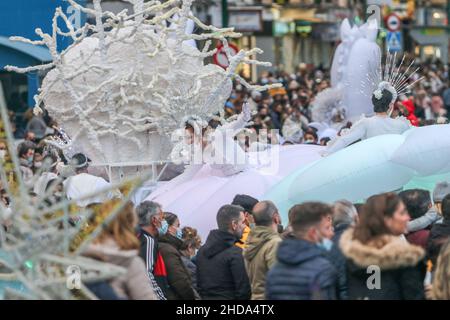 4 janvier 2022: 4 janvier 2021 (Malaga) aujourd'hui a été célébré la traditionnelle parade de trois Rois dans le quartier de Cruz de Humilladero Malaga qui a la contrainte d'arriver à Helicoptero et de marcher sur les chameaux distribuant des bonbons.(Credit image: © Lorenzo Carnero/ZUMA Press Wire) Banque D'Images