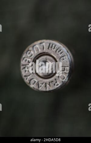 boîtier de balle abandonné sur le sol Banque D'Images