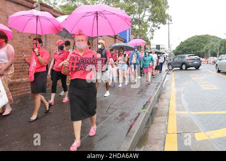 5 janvier 2022 : les participants à la « Big Three Trek » Charity Walk to the Sydney Cricket Ground pour le lancement du test Vodafone Pink de Ashes collecte de fonds pour la McGrath Foundation le 05 janvier 2022 à Sydney, Nouvelle-Galles du Sud Australie (Credit image: © Christopher Khoury/Australian Press Agency via ZUMA Wire) Banque D'Images