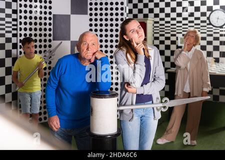 Grands-parents et petits-enfants dans la salle d'évacuation Banque D'Images