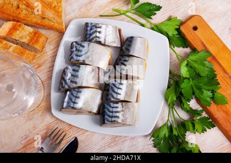 Tranches de maquereau légèrement salé avec des verts à l'assiette Banque D'Images