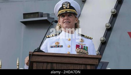 Le capitaine Amy Bauernschmidt, commandant entrant du porte-avions USS Abraham Lincoln (CVN 72), lit ses ordres lors d'une cérémonie de changement de commandement tenue sur le pont de vol du transporteur à San Diego, en Californie, le 19 août 2021.Elle est la première femme à diriger l'un des 11 porte-avions nucléaires de la Marine.Le lundi 3 janvier 2022, l'USS Abraham Lincoln a quitté San Diego pour un déploiement régulier prévu pour la première fois sous le commandement du capitaine Bauernschmidts.Crédit obligatoire : Jeremiah Bartelt/US Navy via CNP Banque D'Images