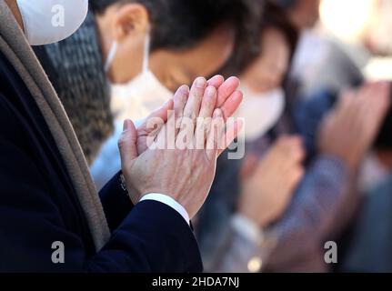 Tokyo, Japon.4th janvier 2022.Les hommes d'affaires et les femmes japonaises prient pour leur bonne affaire au sanctuaire de Kanda à Tokyo le mardi 4 janvier 2022. Les gens ont visité le sanctuaire le premier jour ouvrable de l'année après une semaine de vacances du nouvel an.Credit: Yoshio Tsunoda/AFLO/Alay Live News Banque D'Images