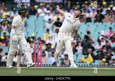 Sydney, Australie ; Sydney, Nouvelle-Galles du Sud, 5th janvier 2022 ;Sydney Cricket Ground, Sydney, Nouvelle-Galles du Sud, Australie ; International Test Cricket,Ashes quatrième jour d'essai, l'Australie contre l'Angleterre; James Anderson d'Angleterre bowling dans le premier au cours de la journée crédit: Action plus Sports Images/Alamy Live News crédit: Action plus Sports Images/Alamy Live News Banque D'Images