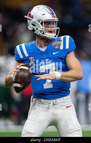 Le quarterback des rebelles OLE Miss Luke Altmyer (7) joue pendant le match du NCAA College Sugar Bowl entre les ours Baylor et les rebelles Ole Miss le samedi 1 janvier 2022 au Caesars Superdome de la Nouvelle-Orléans, Louisiane.Jacob Kupferman/CSM Banque D'Images