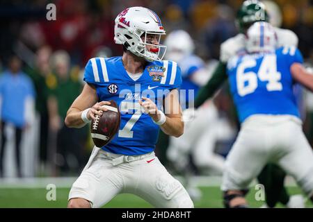 Le quarterback des rebelles OLE Miss Luke Altmyer (7) joue pendant le match du NCAA College Sugar Bowl entre les ours Baylor et les rebelles Ole Miss le samedi 1 janvier 2022 au Caesars Superdome de la Nouvelle-Orléans, Louisiane.Jacob Kupferman/CSM Banque D'Images