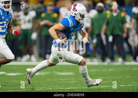 Le quarterback des rebelles OLE Miss Luke Altmyer (7) joue avec le ballon lors du match du NCAA College Sugar Bowl entre les Baylor Bears et les rebelles Ole Miss le samedi 1 janvier 2022 au Caesars Superdome de la Nouvelle-Orléans, en Louisiane.Jacob Kupferman/CSM Banque D'Images