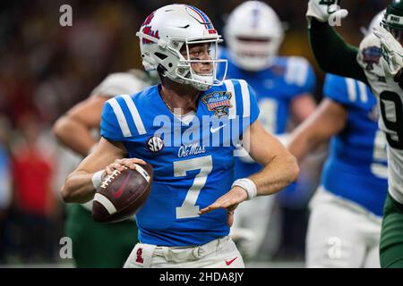 Le quarterback des rebelles OLE Miss Luke Altmyer (7) joue pendant le match du NCAA College Sugar Bowl entre les ours Baylor et les rebelles Ole Miss le samedi 1 janvier 2022 au Caesars Superdome de la Nouvelle-Orléans, Louisiane.Jacob Kupferman/CSM Banque D'Images