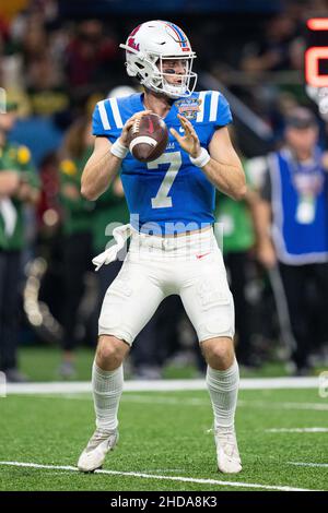 Le quarterback des rebelles OLE Miss Luke Altmyer (7) joue pendant le match du NCAA College Sugar Bowl entre les ours Baylor et les rebelles Ole Miss le samedi 1 janvier 2022 au Caesars Superdome de la Nouvelle-Orléans, Louisiane.Jacob Kupferman/CSM Banque D'Images