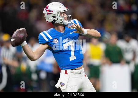 Le quarterback des rebelles OLE Miss Luke Altmyer (7) passe la balle pendant le match du NCAA College Sugar Bowl entre les Baylor Bears et les rebelles Ole Miss le samedi 1 janvier 2022 au Caesars Superdome de la Nouvelle-Orléans, Louisiane.Jacob Kupferman/CSM Banque D'Images